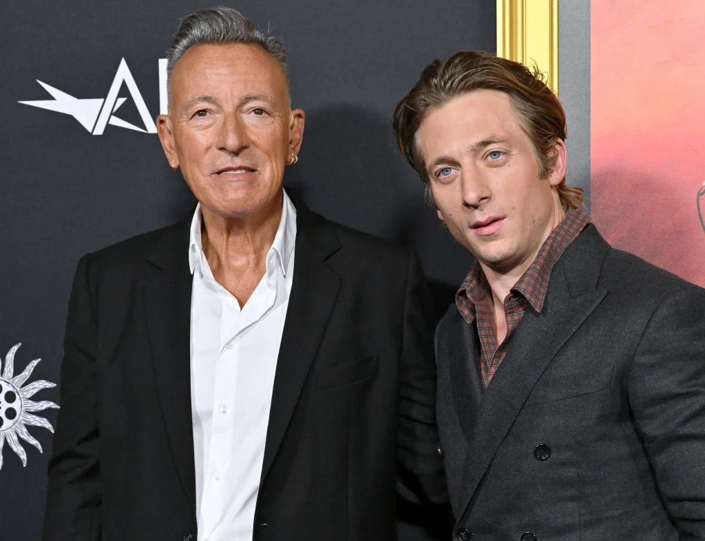 Bruce Springsteen i Jeremy Allen White podczas amerykańskiej premiery filmu "Springsteen: Ocal mnie od nicości" Bruce Springsteen i Jeremy Allen White podczas amerykańskiej premiery filmu "Springsteen: Ocal mnie od nicości"