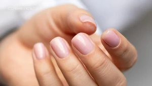 Delikatna hybrydowa baza hipoalergiczna Cosmetics Zone pięknie się mieni i zapewnia naturalny wygląd płytki