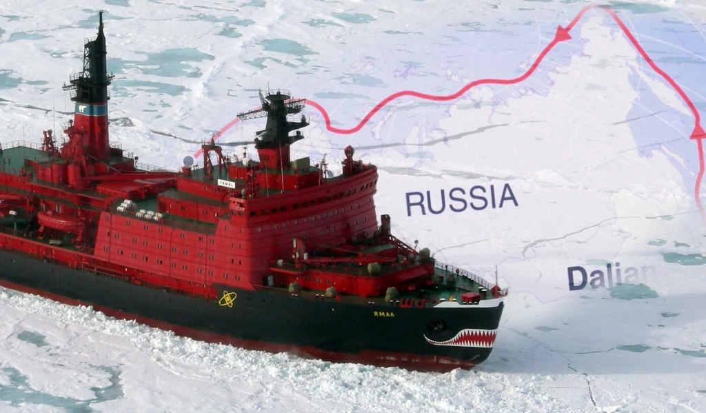 Rosyjski lodołamacz w Arktyce i mapa Północnej Drogi Morskiej, którą chcą wykorzystywać Chiny