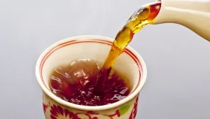 Lazurowa herbata to pogromca tłuszczu. Obniża cukier, można pić przed snem