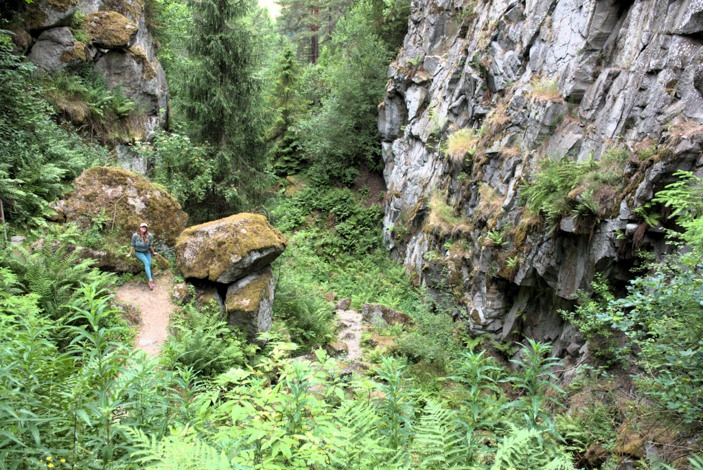 Góra Wdżar to jedyne takie miejsce w Polsce. Łączy w sobie piękne widoki, ciekawe anomalia i ogrom legend. Góra Wdżar to jedyne takie miejsce w Polsce. Łączy w sobie piękne widoki, ciekawe anomalia i ogrom legend.
