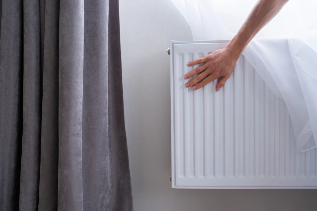 Zasłony mogą być przyczyną słabego grzania kaloryferów