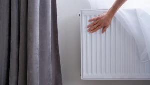 Prosty sposób na lepsze ogrzewanie. Odsuń od kaloryfera tę jedną rzecz