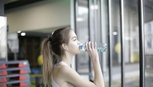 Suplementacja kreatyną polega na dostarczaniu jej do organizmu w formie proszku lub kapsułek, by zwiększyć jej poziom w ustroju ponad to, co można uzyskać z pożywienia