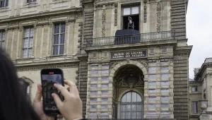 Turyści robią zdjęcie balkonu, z którego złodzieje wtargnęli do Luwru