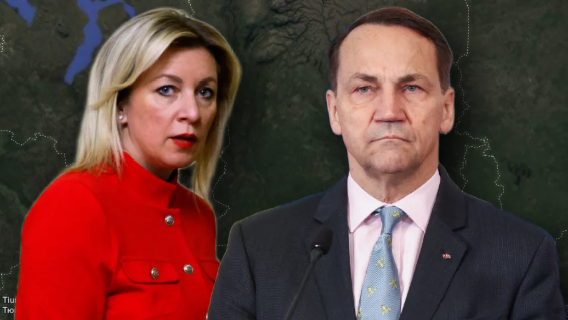 Rzecznik MSZ reaguje na słowa Marii Zacharowej Dwie formalnie ubrane osoby stoją na tle mapy, z poważnymi wyrazami twarzy. Kobieta w czerwonym żakiecie z jasnymi włosami, mężczyzna w garniturze z krawatem i przypiętym pinem flagi. Przód zdjęcia skupiony na twarzach i sylwetkach postaci, tło rozmyte...
