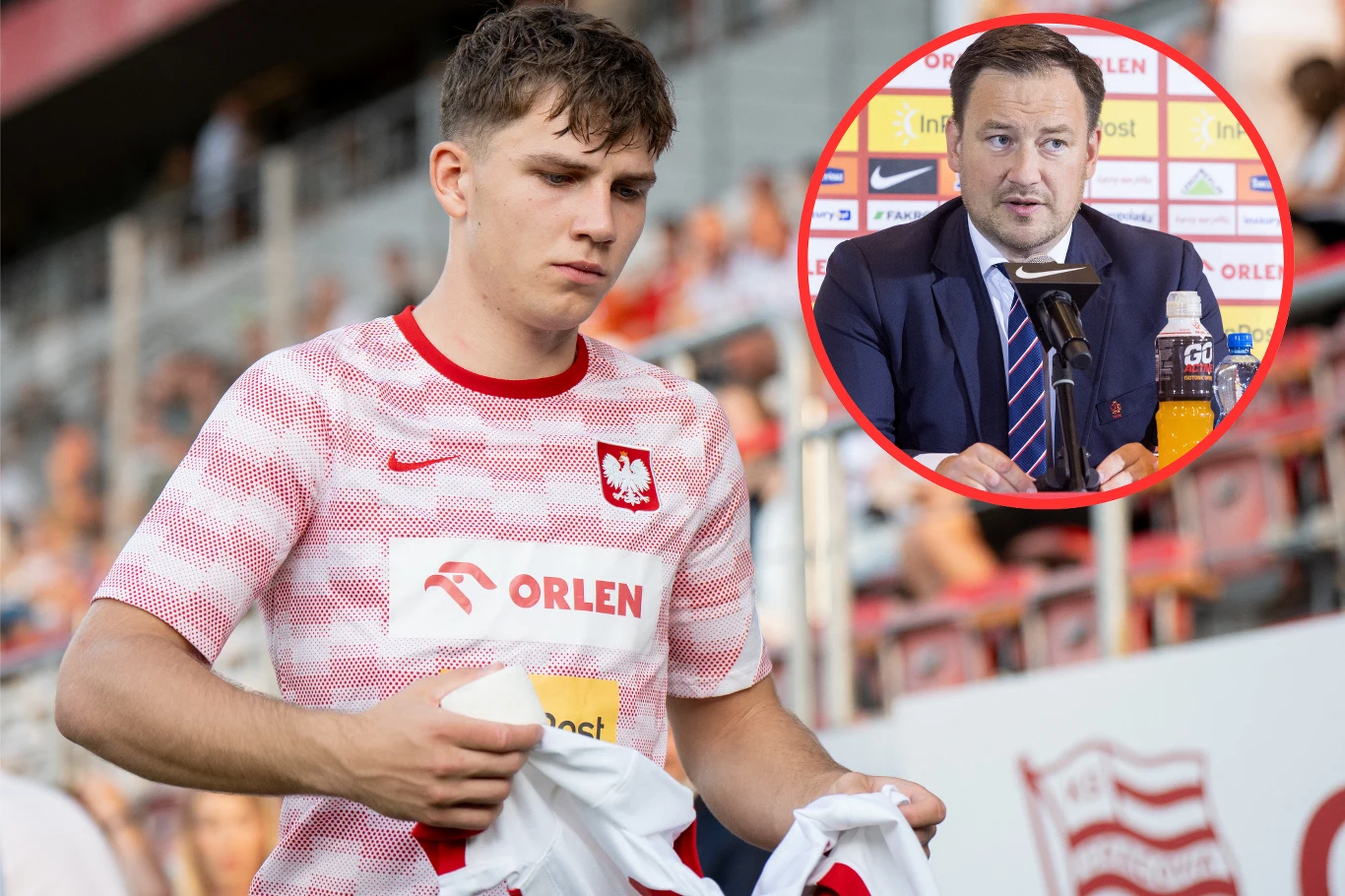 Młody piłkarz w biało-czerwonej koszulce reprezentacji Polski trzyma ubranie sportowe na tle trybun stadionu, w okręgu umieszczono wizerunek mężczyzny w garniturze podczas konferencji prasowej.