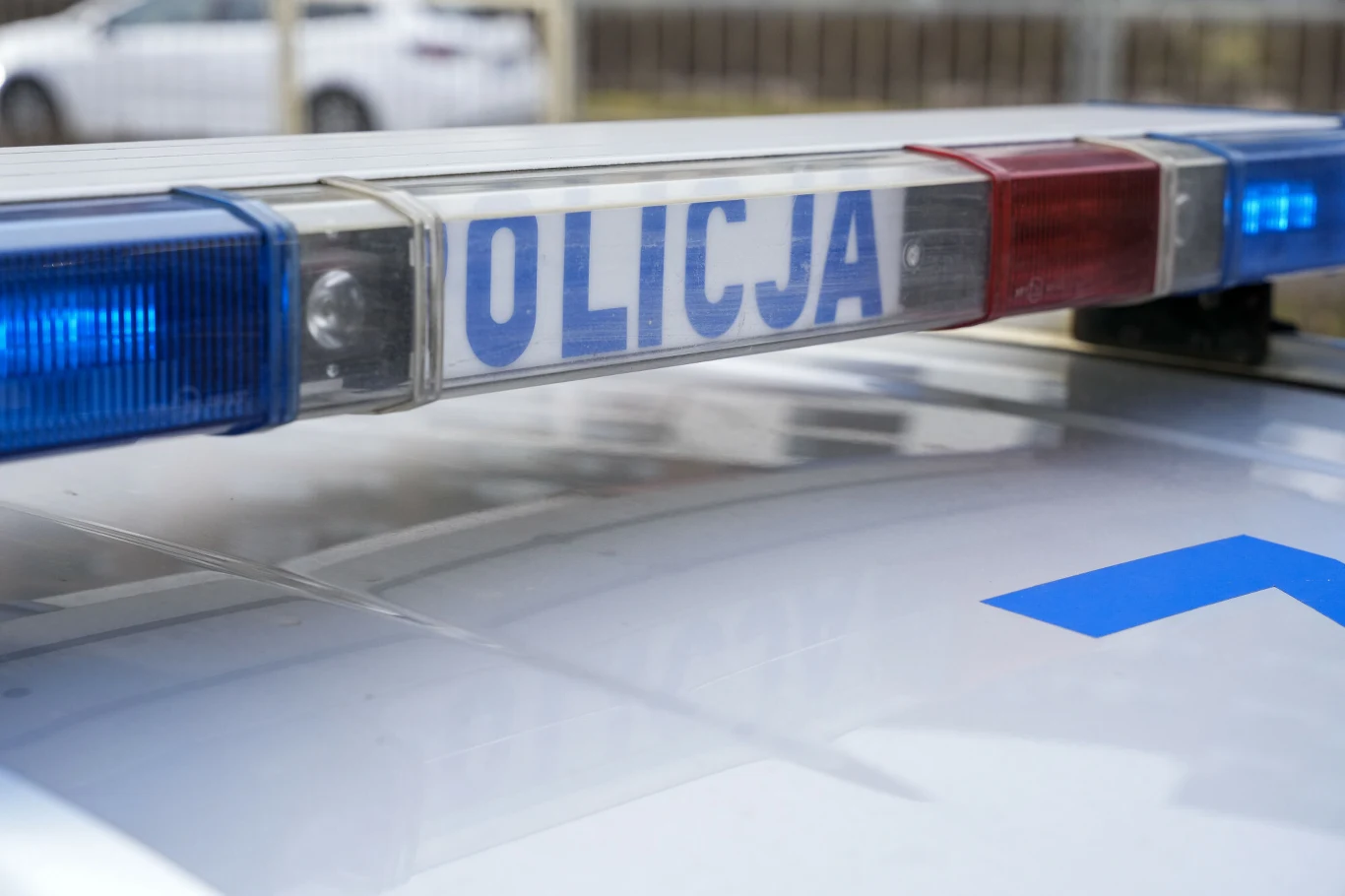 Walizka miała zawierać złoto. Prawda była inna Sygnalizator świetlny z napisem 'Policja' zamontowany na dachu radiowozu policyjnego, z widocznymi kolorowymi światłami niebieskimi i czerwonymi oraz fragmentem oznaczenia na karoserii pojazdu.