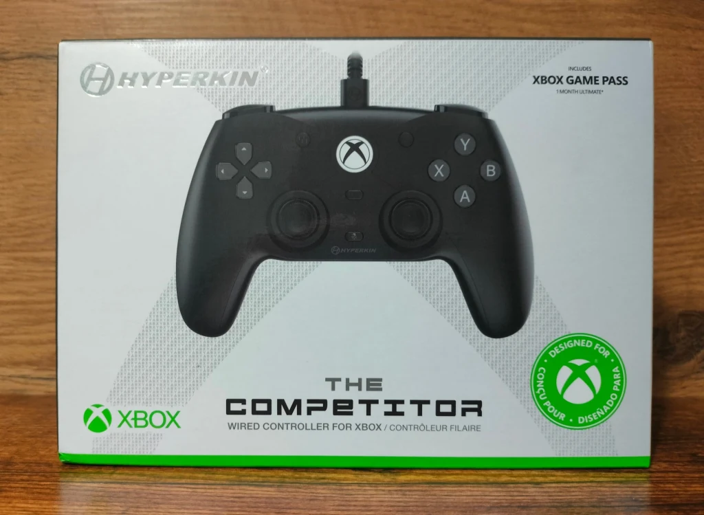 Hyperkin Competitor Czarne przewodowe urządzenie do sterowania grami wideo marki Hyperkin z logo Xbox umieszczone na środku, główny element na opakowaniu z widocznym napisem The Competitor oraz informacjami o przeznaczeniu produktu do konsoli Xbox.