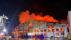 Pożar hali z drobiem w Opolskiem. Wewnątrz 400 tys. zwierząt