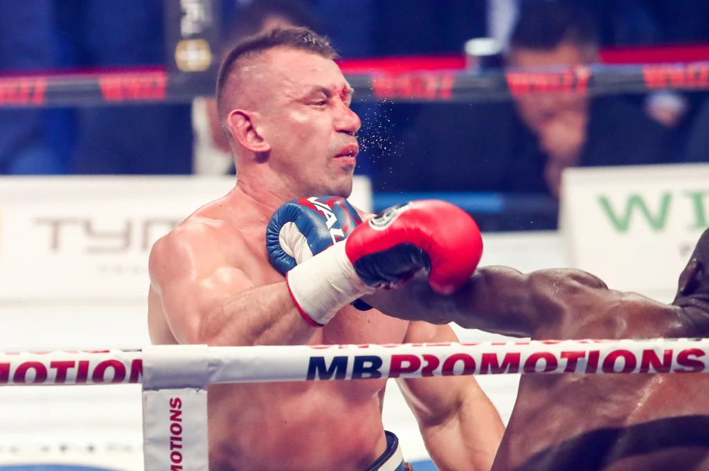 Tomasz Adamek zdemolowany nie tylko w ringu. Cios z niespodziewanej strony