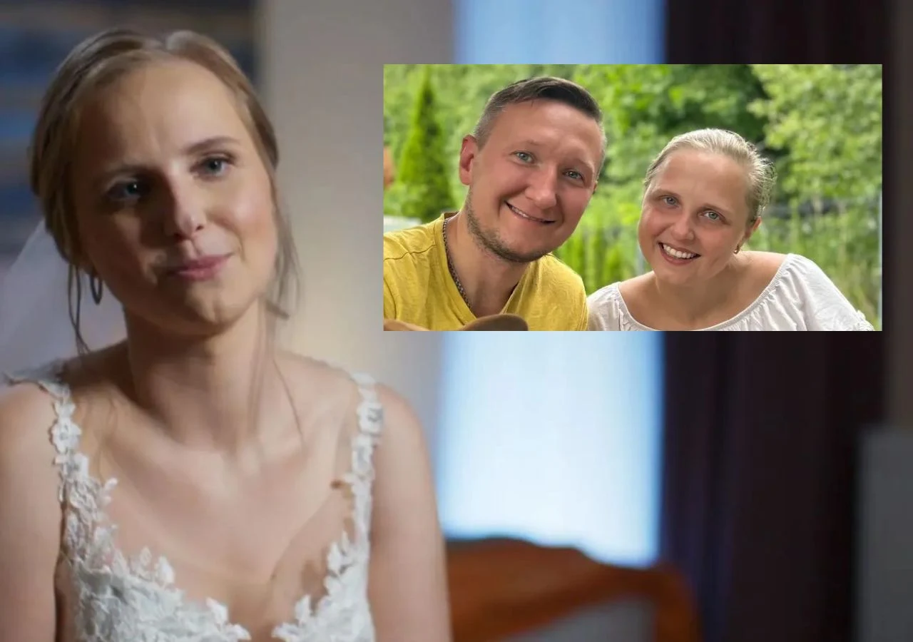 Młoda kobieta w sukni ślubnej z delikatnym uśmiechem na twarzy siedzi w przyciemnionym pomieszczeniu, nałożone zdjęcie w prawym rogu ukazuje ją w towarzystwie mężczyzny – oboje uśmiechnięci, na tle zieleni na zewnątrz.