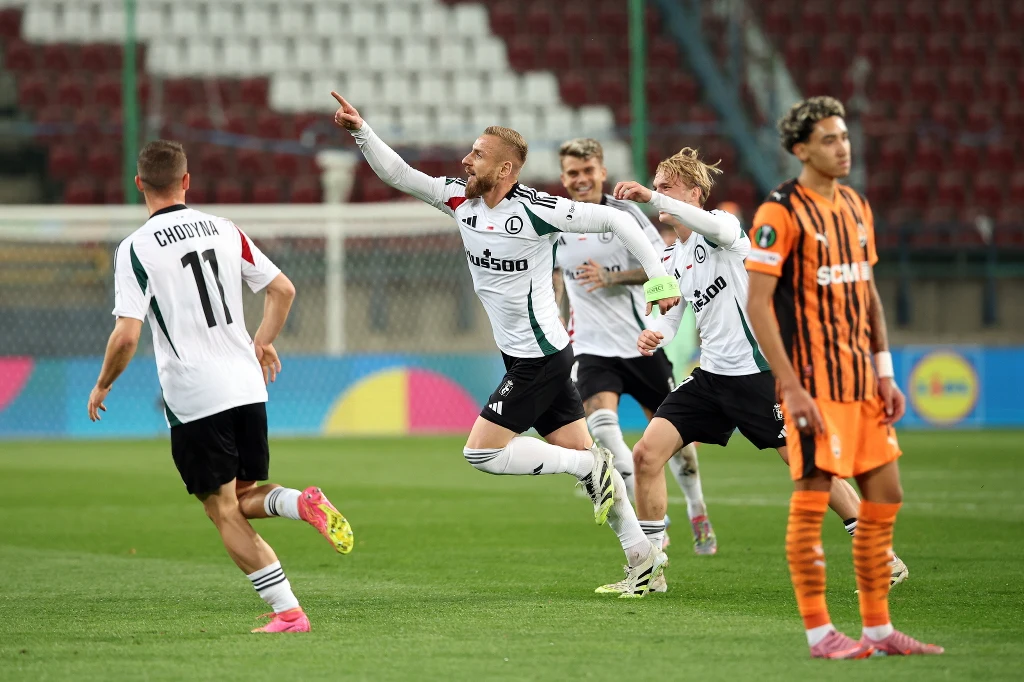 Rafał Augustiniak bohaterem meczu z Szachtarem Donieck. Piękny gol z rzutu wolnego na 2:1
