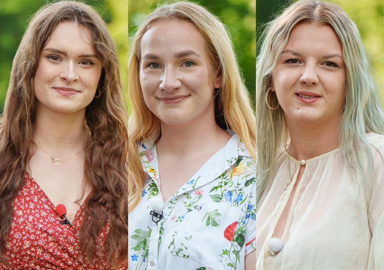 "Rolnik szuka żony". Kandydatki Gabriela: Weronika, Klaudia i Karolina Trzy młode kobiety uśmiechające się, stojące na świeżym powietrzu, każda z mikrofonem przypiętym do ubrania, w tle rozmyta zieleń.