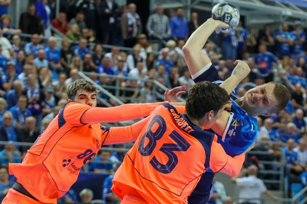 Deklasacja w walce o drugie miejsce w Lidze Mistrzów. Po PSG do Płocka zawitała Barcelona