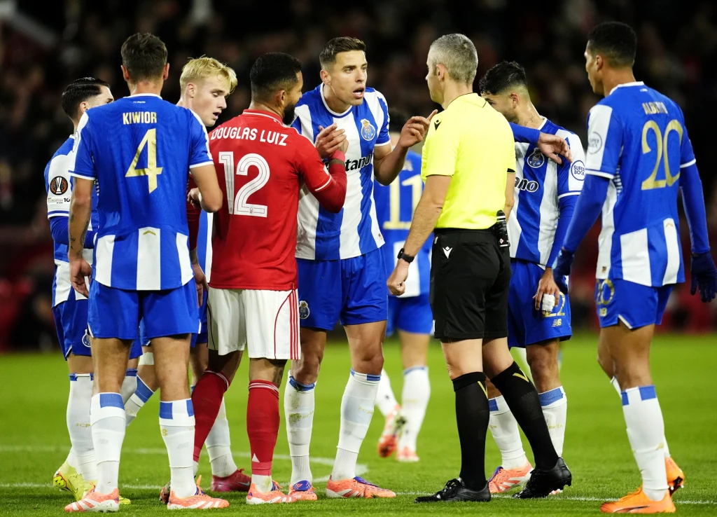 Jan Bednarek w barwach FC Porto (w środku) Jan Bednarek w barwach FC Porto (w środku)