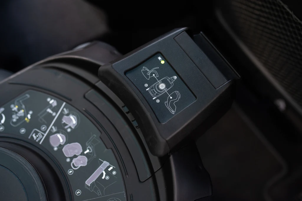 Czarny panel sterowania z wyświetlaczem oraz ikonami instruktażowymi, wśród których widoczne są schematy wskazujące sposób obsługi i funkcje urządzenia.