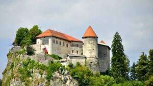 Ten zamek powstał na stromej skale. Widok zachwyca o każdej porze roku