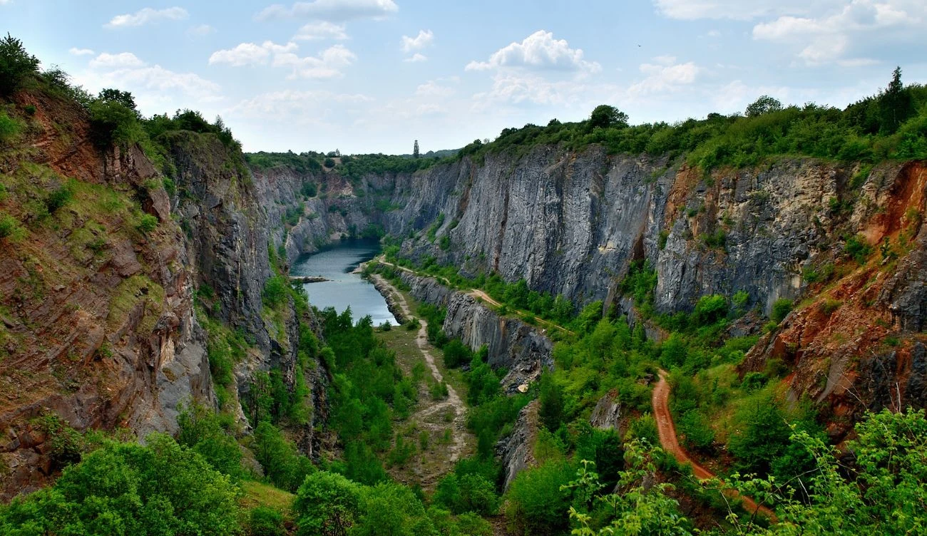 Zachwycające widoki nad kamieniołomem Wielka Ameryka w Czechach
