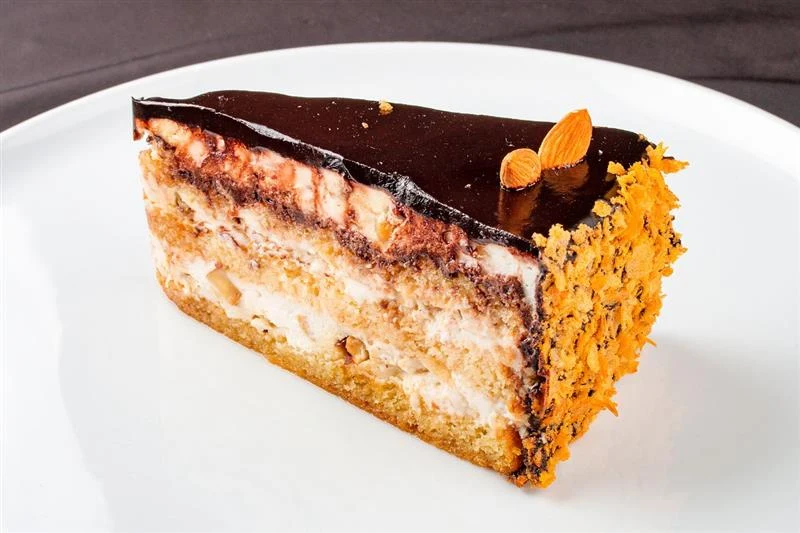 Połączenie karmelu, czekolady i orzeszków jest doskonałe. Ciasto będzie smakować wybornie Połączenie karmelu, czekolady i orzeszków jest doskonałe. Ciasto będzie smakować wybornie