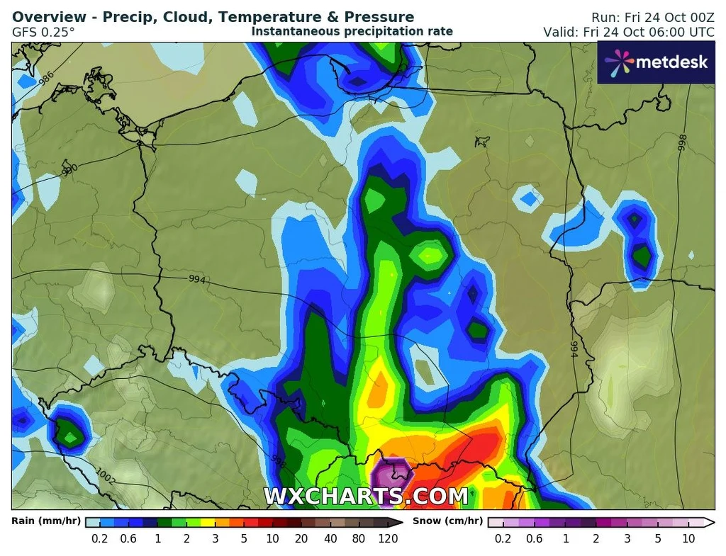 W piątek najsilniejsze ulewy wystąpią na południu kraju. W części Podhala z tego powodu obowiązuje alert IMGW drugiego stopnia Mapa Europy Środkowej prezentująca intensywność opadów, gdzie centrum i południe Polski oraz zachodnia Ukraina są objęte silnymi opadami deszczu, oznaczonymi kolorami od niebieskiego po czerwony, sugerującymi duże natężenie opadów.