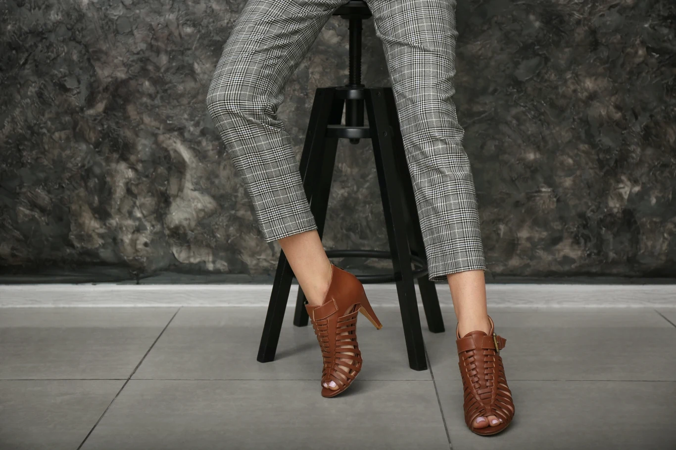 Spodnie w kratę można stylizować na wiele sposobów