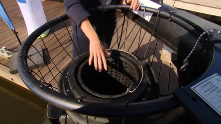 Wodny odkurzacz sprząta port w Szczecinie