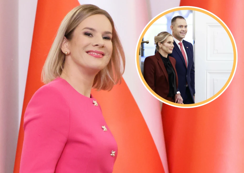 Uśmiechnięta kobieta w różowym stroju stoi na tle flag w biało-czerwone pasy, w rogu znajduje się okrągłe powiększenie, na którym widoczni są dwie osoby w eleganckich ubraniach.