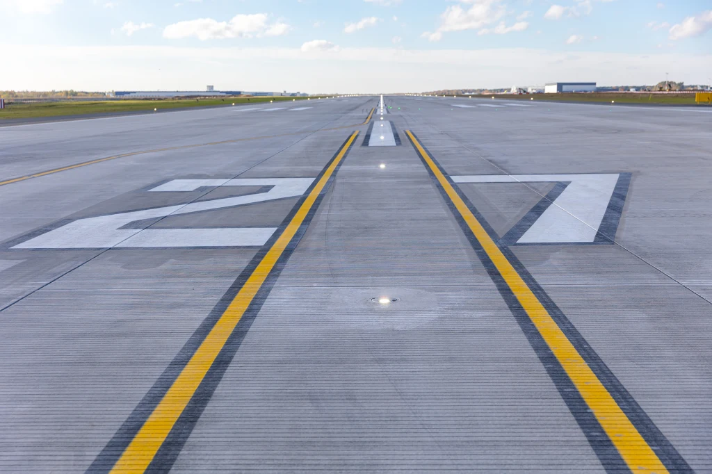 Droga startowa 27 na lotnisku w Rzeszowie już gotowa. Droga startowa 27 na lotnisku w Rzeszowie już gotowa.