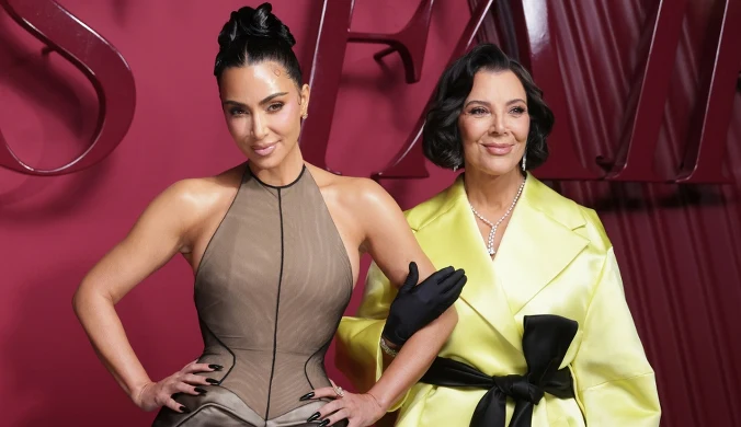 Fani twierdzą, że Kris Jenner wyglądem przypomina już własne córki