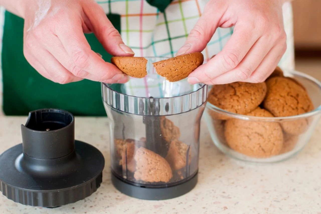 Ciasteczka możesz też przełożyć do woreczka i rozgnieść wałkiem do ciasta, po czym przesypać proszek do miski