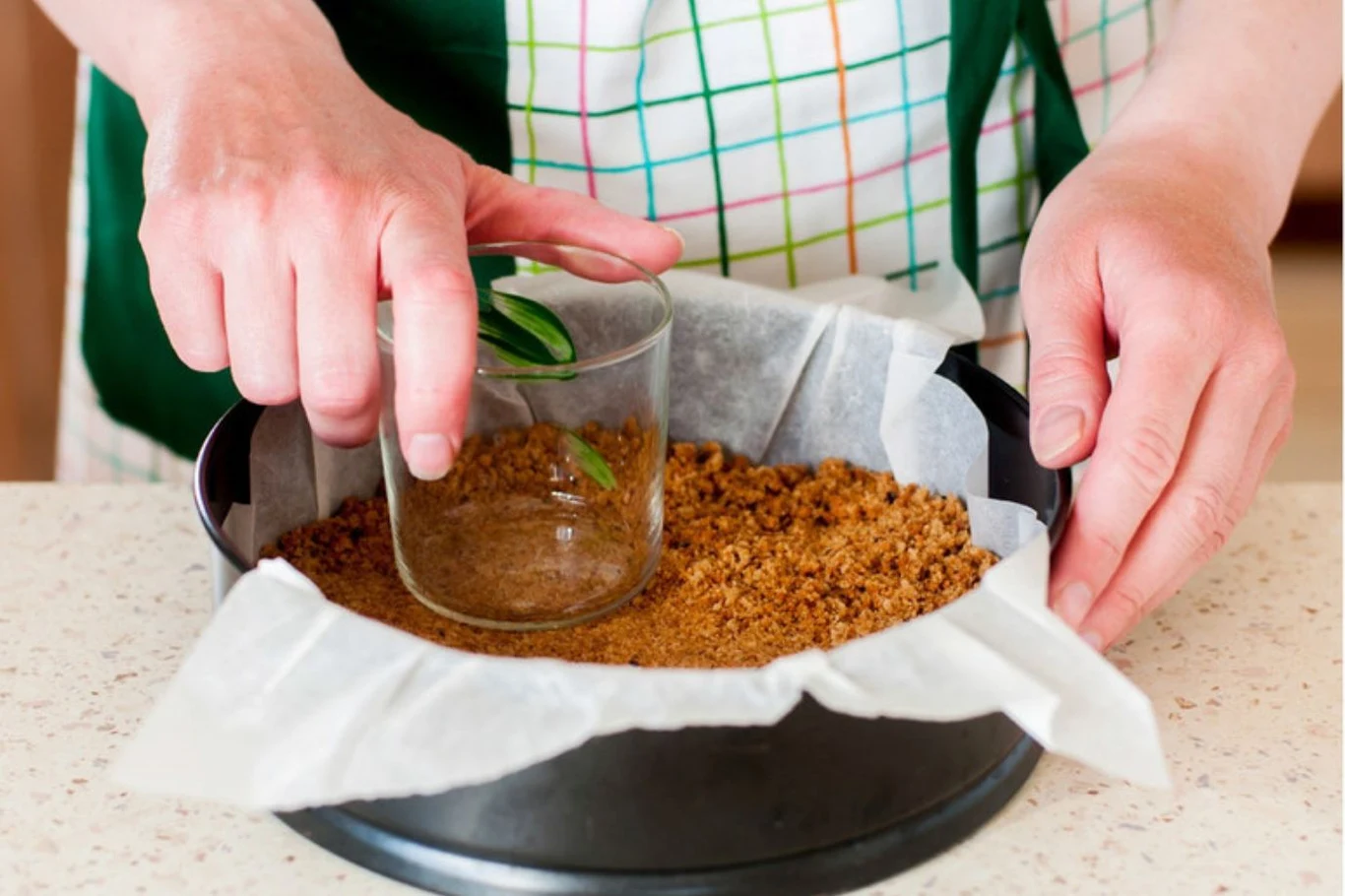 Pamiętaj, żeby dobrze wyrównać spód ciasta