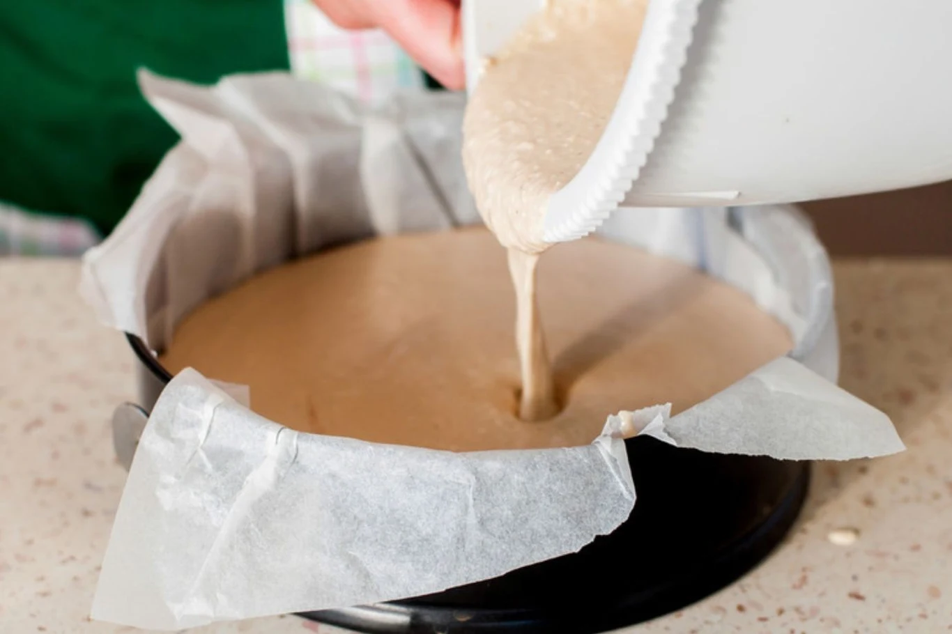 Masę serową wylej na ciasteczkowy spód