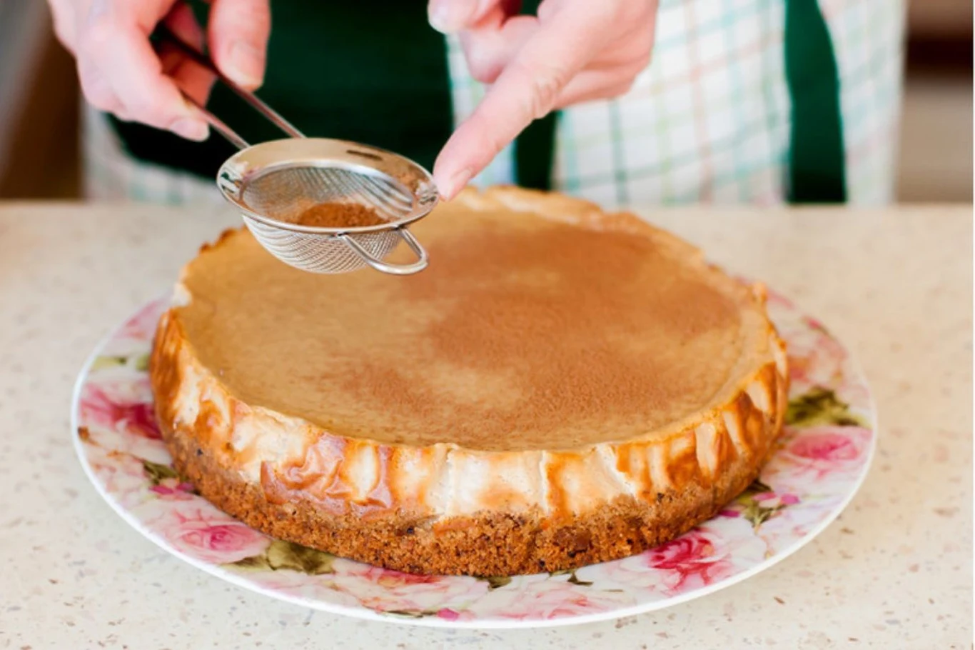 Cynamonowy sernik na ciasteczkowym spodzie jest już prawie gotowy