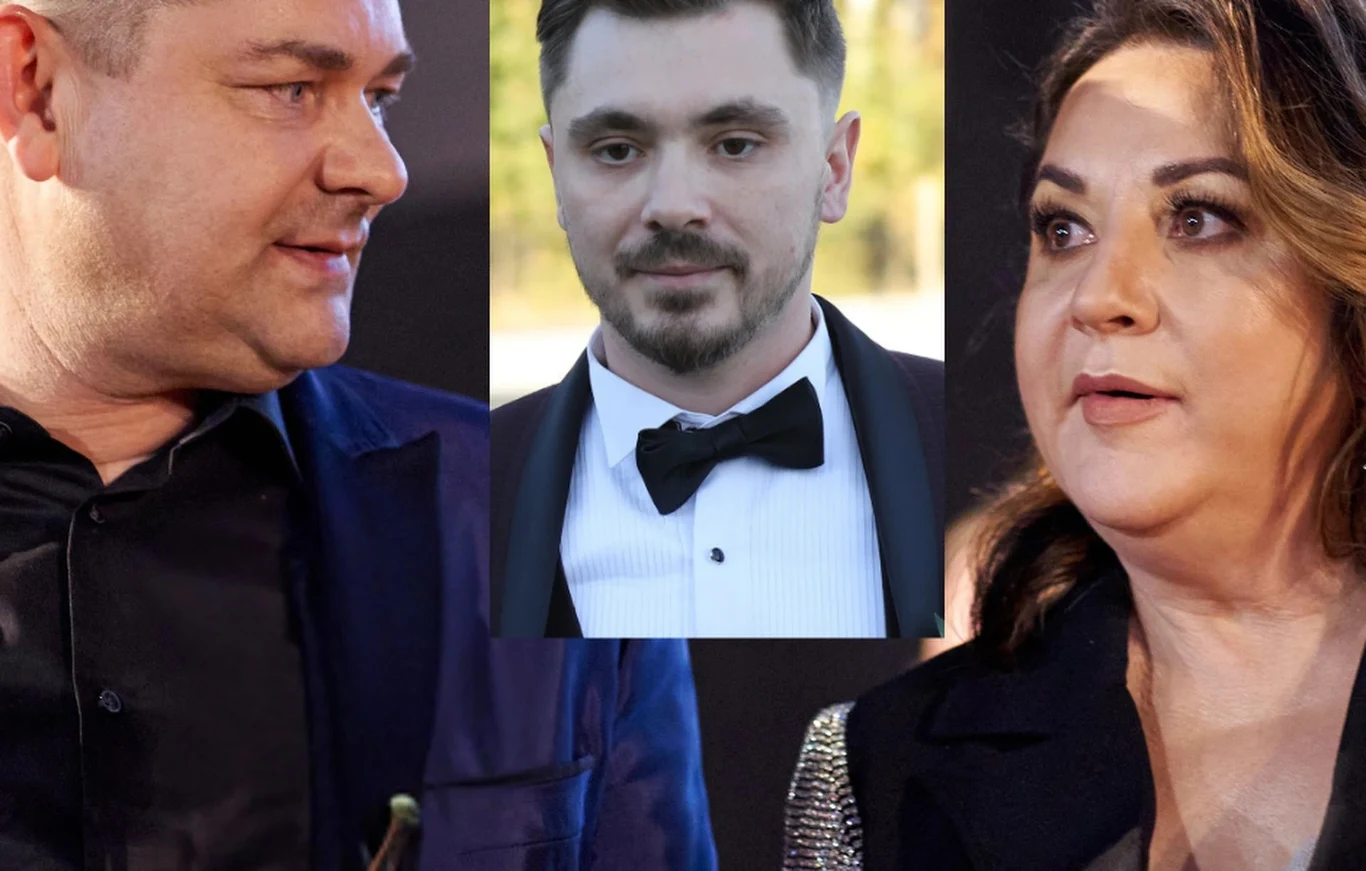 Trzy osoby w eleganckich strojach, dwie po bokach w półprofilu, środek zajmuje wycinek portretu mężczyzny w smokingu, wszystkie postacie mają poważny wyraz twarzy.