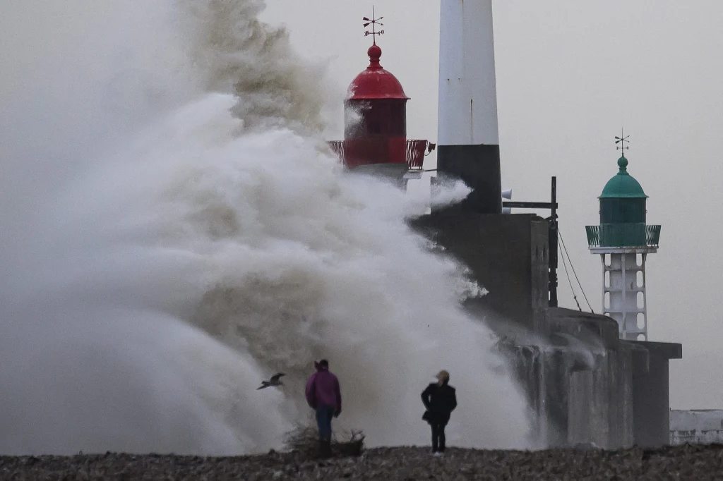 W czwartek we Francji wichury osiągały nawet 161 km/h. Na Korsyce utonął niemiecki turysta W czwartek we Francji wichury osiągały nawet 161 km/h. Na Korsyce utonął niemiecki turysta