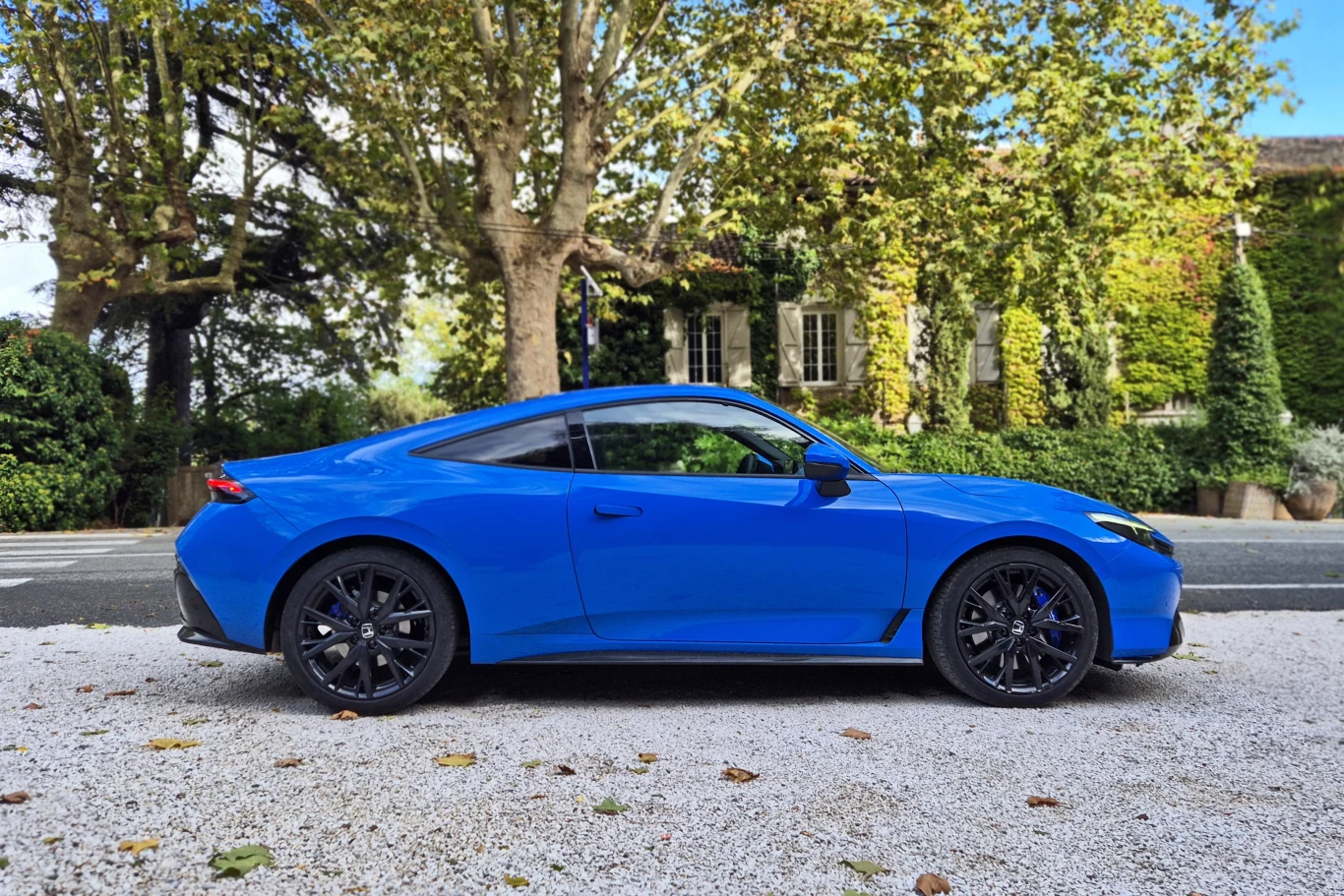 Nowa Honda Prelude ma bardzo dynamiczną linię nadwozia. W wypłaszczonej tylnej części nadwozia widać nawiązania do poprzedników Honda Prelude