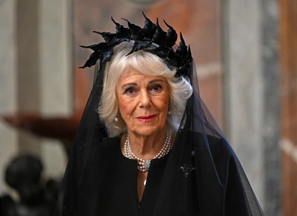 Królowa Camilla zwróciła na siebie uwagę podczas audiencji u papieża Królowa Camilla zwróciła na siebie uwagę podczas audiencji u papieża