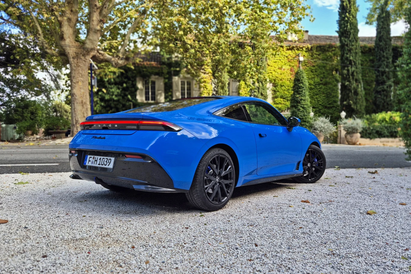 Honda Prelude nie ma tylnego spojlera - o docisk tylnej osi dba odpowiednie wyprofilowanie tylnej klapy oraz dyfuzor Honda Prelude