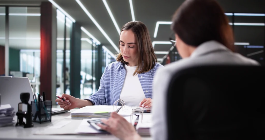 Rozmowa o pracę, awans, ale także zwykły dzień - "żarty" w odniesieniu do płci kobiety słyszą często Rozmowa o pracę, awans, ale także zwykły dzień - "żarty" w odniesieniu do płci kobiety słyszą często