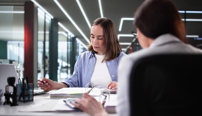Rozmowa o pracę, awans, ale także zwykły dzień - "żarty" w odniesieniu do płci kobiety słyszą często