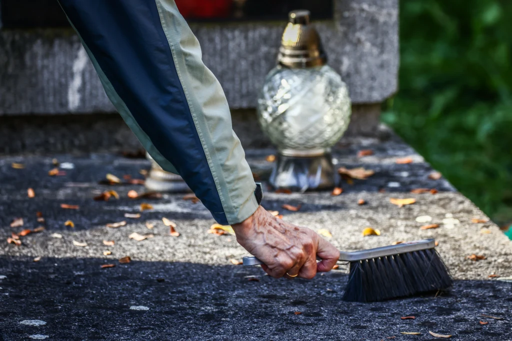 Zabrudzenia na granicie mogą być solidnie przyschnięte. Aby nie uszkodzić kamienia, zachowaj ostrożność Zabrudzenia na granicie mogą być solidnie przyschnięte. Aby nie uszkodzić kamienia, zachowaj ostrożność