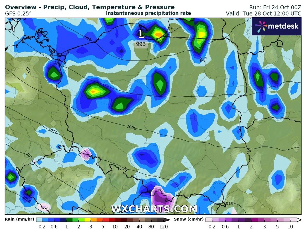 Kolorowa mapa pogodowa Europy Środkowej z zaznaczonymi obszarami opadów deszczu i śniegu, izoliniami ciśnienia oraz gradientami natężenia opadów. W północnej części Polski widoczny niż atmosferyczny, w rejonach południowych zaznaczone występowanie śniegu.