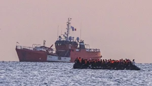 Łódź z migrantami kierująca się w stronę kanału La Manche (zdj. ilustracyjne)