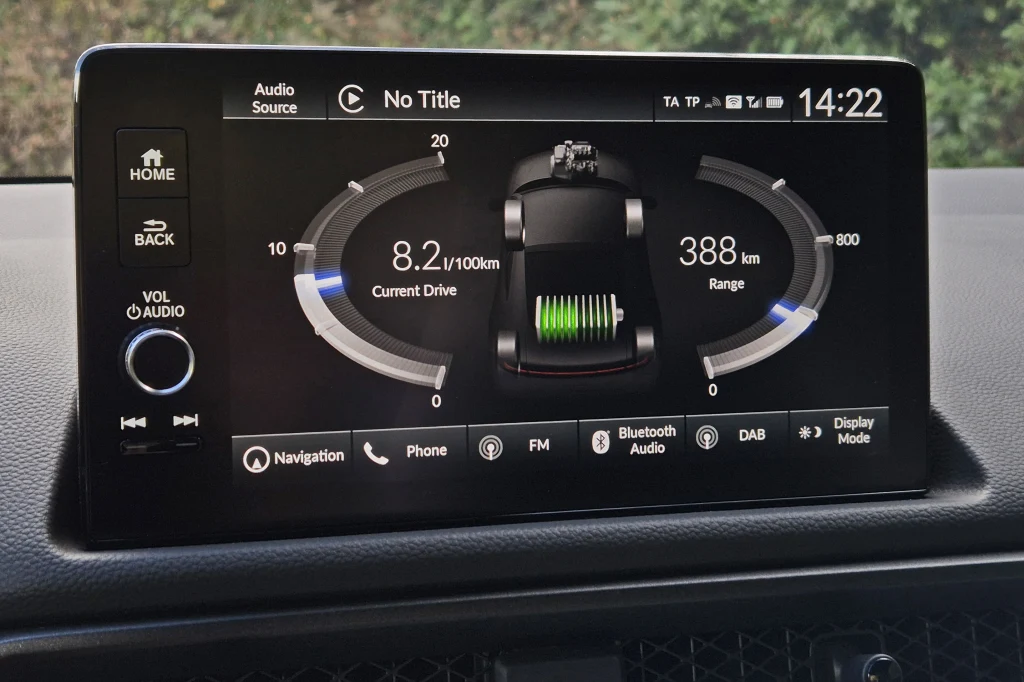 Honda Prelude Panel multimedialny samochodu z wyświetlaczem pokazującym zużycie paliwa oraz zasięg pojazdu, widoczne dodatkowe opcje sterowania systemem audio, nawigacją, telefonem oraz innymi funkcjami auta.