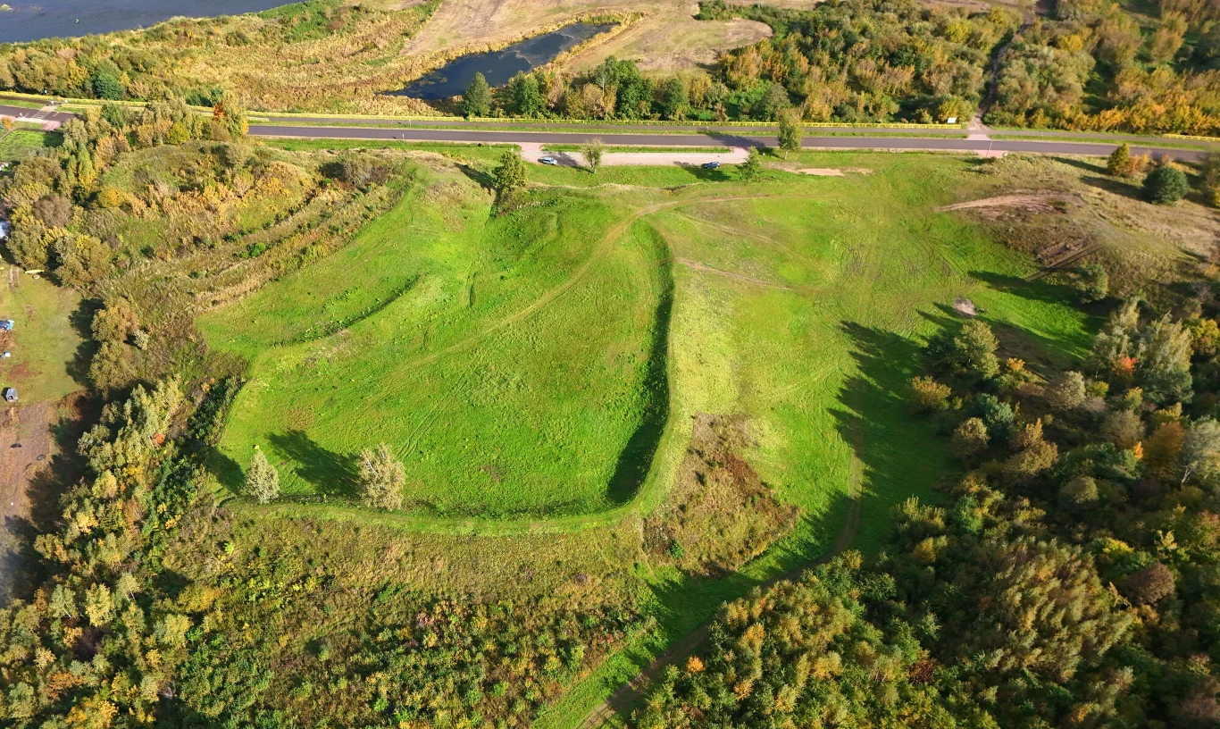W miejscu znanym dziś jako Góra Królowej Bony, rozciąga się potężne grodzisko z XI–XIV wieku – jedno z największych i najlepiej zachowanych na Mazowszu. W miejscu znanym dziś jako Góra Królowej Bony, rozciąga się potężne grodzisko z XI–XIV wieku – jedno z największych i najlepiej zachowanych na Mazowszu.