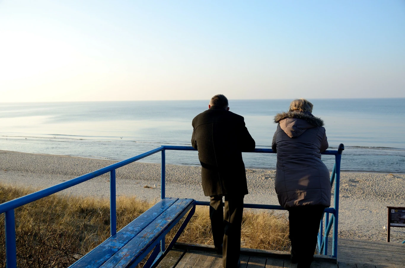 Turystyka "slow" - odpoczywać bez pośpiechu a nawet podróżować bez wyznaczonego celu Chłodniejsze powietrze, szum fal i spokój pustych plaż tworzą atmosferę sprzyjającą wyciszeniu.