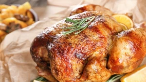 Soczyste mięso i chrupiąca skórka. Trik kucharzy na idealnego kurczaka 