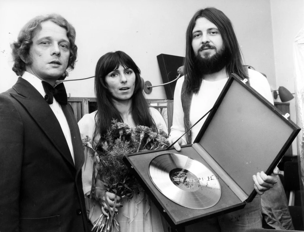 Mira Kubasińska i Tadeusz Nalepa (z prawej) ze Złotą Płytą za "Karate" grupy Breakout - 1972 r. Mira Kubasińska i Tadeusz Nalepa (z prawej) ze Złotą Płytą za "Karate" grupy Breakout - 1972 r.