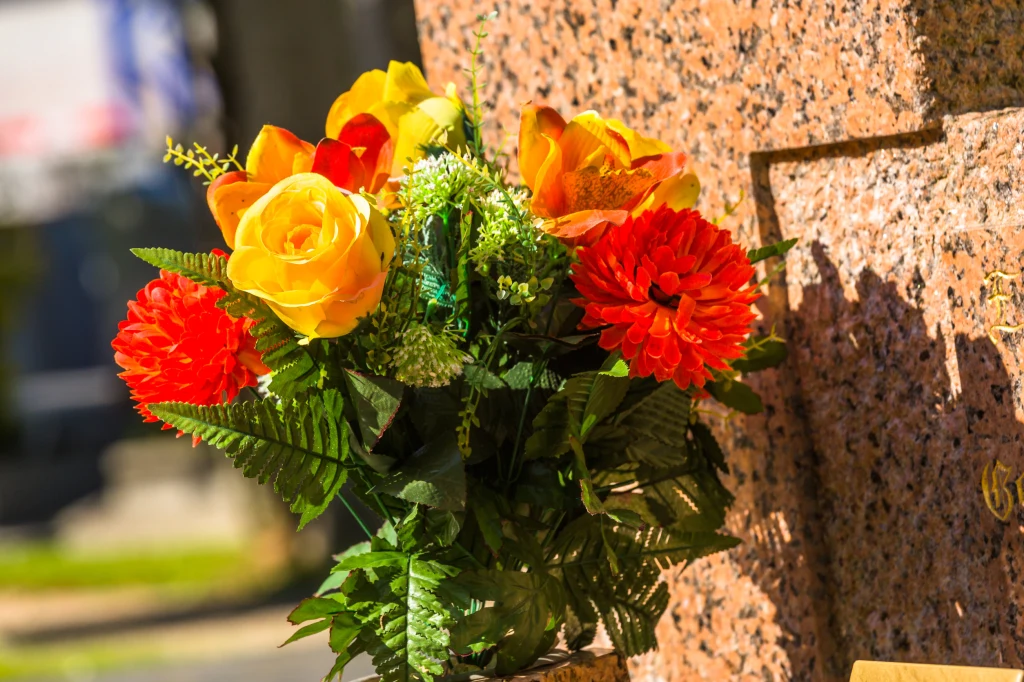 W prosty sposób przedłużysz trwałość kwiatów do wazonu na cmentarz 